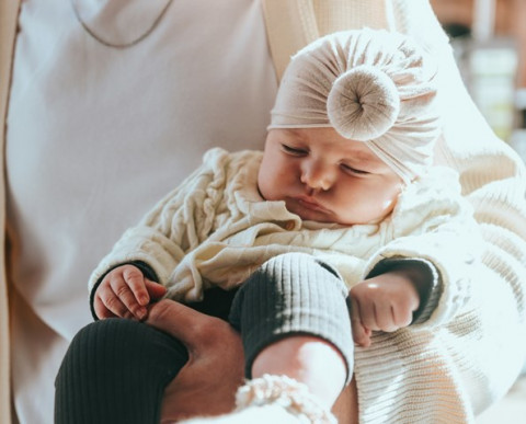 Antipanik Club: Cara Atasi Biang Keringat pada Bayi Biar Tetap Happy