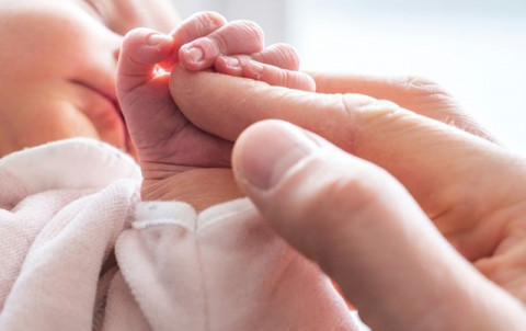 Timeline Refleks Kaget Bayi: Kapan Bakal Hilang Sendiri?