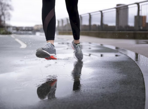 Lari Tetap Gas Meski Jalanan Basah, Ini 4 Sepatu Murah yang Wajib Dicoba!