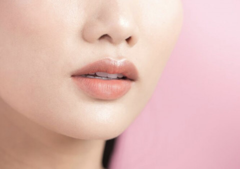 Pearly Lips Lagi Hits! Tren Bibir Glow Ala Mutiara yang Bikin Tampilan Makin Fresh