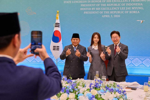 Momen Presiden Prabowo dan Bintang K-Pop Carmen H2H Bikin <i>Finger Heart</i>
