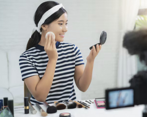 Fresh Seharian dengan Gunakan 5 Bedak Padat Ini, Aman untuk Pelajar!