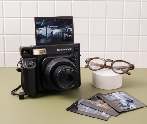 Fujifilm instax Wide 400 Jet Black, Bidik Tren Fotografi Autentik Gen Z
