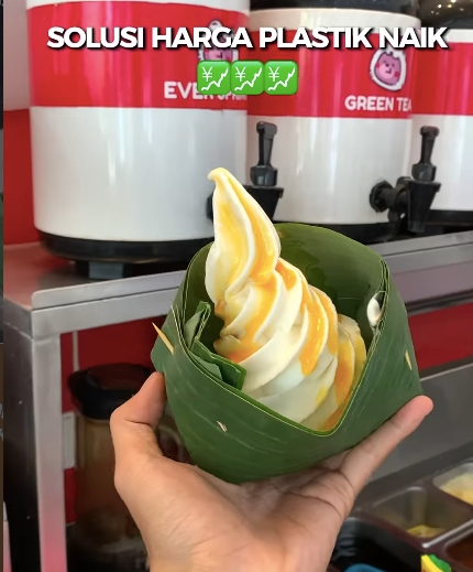 Plastik Mahal, Toko Es Krim Viral Pakai Wadah Daun Pisang