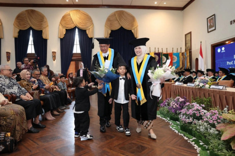 Suami Istri Dikukuhkan Jadi Profesor UGM, Satu Jago AI dan Satu Jago Kimia