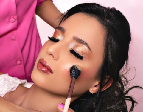 Tutorial Anti Longsor! 4 Rahasia Atasi Makeup yang Mengelupas Biar Tetap Slay