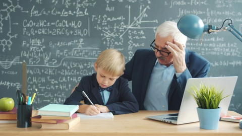 Anak Curhat Gurunya Galak? Jangan Panik, Lakukan Hal Ini Biar Mental Si Kecil Tetap Aman