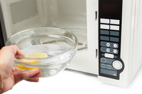 Microwave Bau Tak Sedap? Ini Cara Membersihkannya