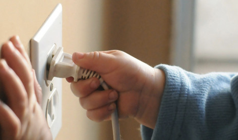 Bahaya Sengatan Listrik pada Anak yang Kelihatan Sepele, tapi Bisa Fatal!