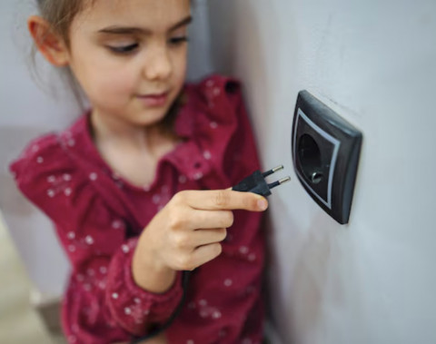 Anak Kesetrum? Jangan Panik! Ini Langkah Pertama dan Cepat Menanganinya