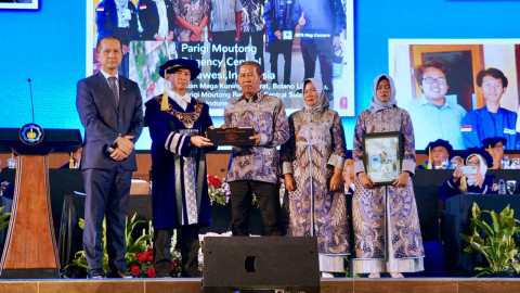Meninggal Sebelum Diwisuda, Mentrans Serahkan Ijazah Abdul Rohid Wisudawan ITS Ekspedisi Patriot