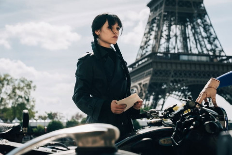 Penampilan Perdana Wednesday Season 3, Jenna Ortega di Paris