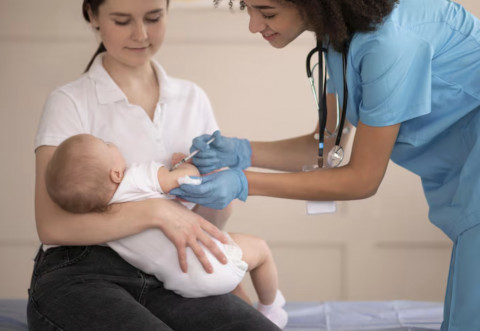 Bayi Belum 1 Tahun, Aman Nggak Sih Vaksin Campak Duluan?