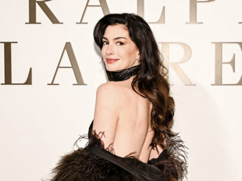 Viral Ucapkan Insya Allah, Anne Hathaway Diberikan Alquran oleh Penggemar