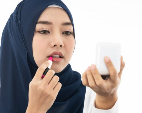 Lipstik Kondangan Anti Geser, Tahan Lama, Bold, dan Bikin Look Makin Standout