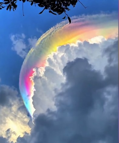 Viral Awan Pelangi, Pakar IPB Ungkap Proses Terbentuknya Iridescent Clouds