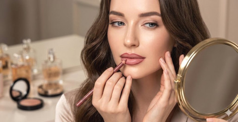 Investasi Bibir Plumpy Jalur Irit! 4 Lip Liner Murah Ini Jawabannya