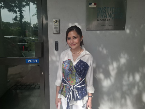 Jadi Pocong di Film Holy Crowd, Prilly Latuconsina Langsung Migrain Syuting Pakai Kain Kafan Asli