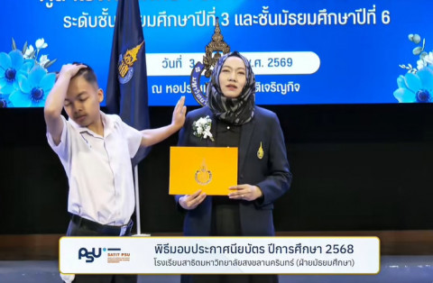 Viral! Gak Ada Jaim-jaimnya, Pose Siswa Thailand Saat Terima Ijazah Bikin Ngakak