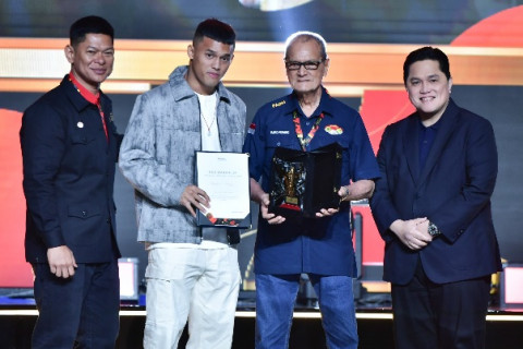 Lifter Rizki Juniansyah Dapat Penghargaan Tertinggi dari NOC Indonesia