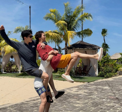 Keseruan Member NCT 127 Liburan di Bali, Taeyong Asyik Main Kodok