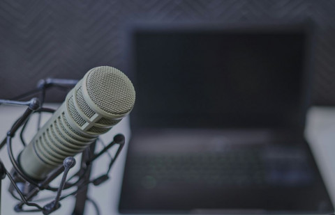 5 Podcast Bisnis Terbaik 2026, Wajib Didengar Pebisnis dan Anak Startup