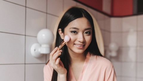 Makeup Sekaligus Skincare! Bedak dengan Niacinamide yang Bikin Wajah Flawless dan Glowing