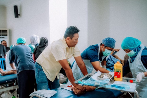 Didukung Jhonlin Group, Puluhan Tenaga Medis RS Marina Permata Layani Khitan Massal Gratis