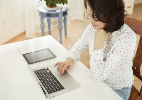 Kerja Depan Laptop Seharian? Sunscreen Anti Blue Light Ini Lagi Banyak Dicari