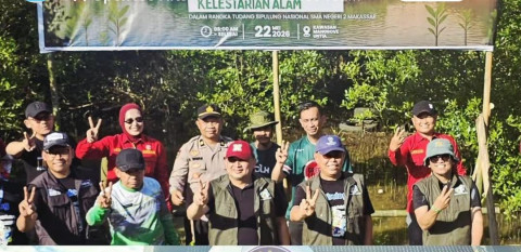 Peduli Lingkungan, IKA Smada Makassar dan Bulog Tanam Ribuan Mangrove di Untia