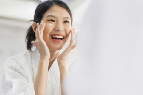 Sekali Oles Langsung Filter On! Primer Sunscreen Viral Ini Bikin Makeup Nempel Seharian