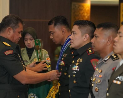 Seskab Teddy Lulus Seskoad, Raih Penulis Taskap Terbaik 2026