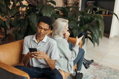 Mengenal Apa Itu Oversharing: Alasan Seseorang Melakukannya dan Apa Saja Risikonya?