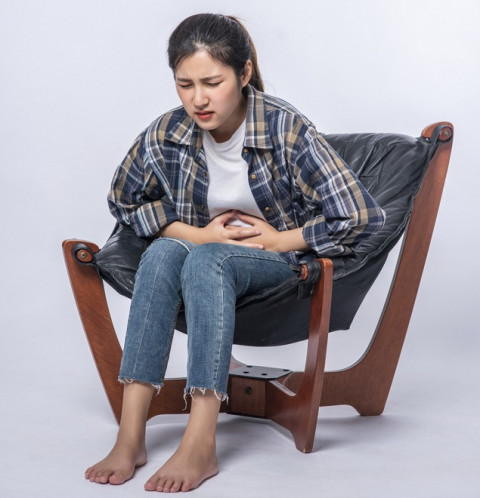 Kram dan Kembung Tak Kunjung Hilang? Waspadai Gejala Kanker Usus pada Wanita Muda