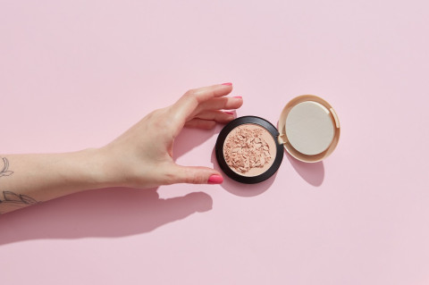 Bedak Murah Favorit MUA, Dipakai Seharian Masih Cakep