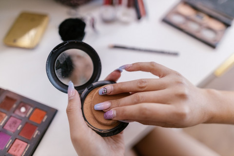 Bedak Murah Tapi Hasilnya Glowing Banget? Ini yang Lagi Banyak Diincer