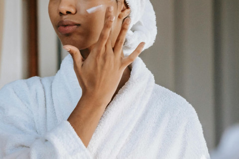 Nggak Perlu Krim Jutaan, 4 Moisturizer Lokal Ini Rahasia Kulit 40-an Tetap Awet Muda!
