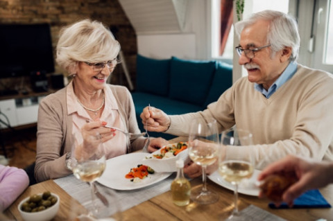 Sandwich Generation Bisa Makin Parah, Ekonom UGM Desak Potongan Gaji untuk Pensiun Naik!