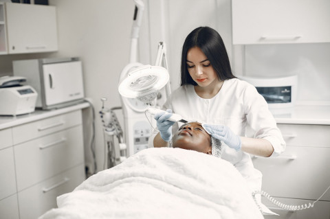 Lagi Viral di Dunia Beauty, Skin Booster Bikin Kulit Makin Glowing