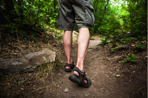 Spill 3 Sandal Barefoot Terbaik Buat Lari, Ringan Parah Serasa Gak Pakai Alas Kaki!