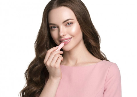Stop Minder Bibir Gelap! 5 Lip Serum Ini Bakal Jadi Bestie Baru Bibirmu