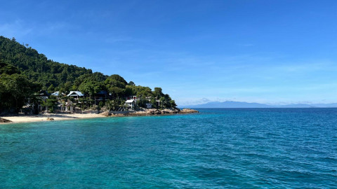 Mau Main ke Pantai saat Panas Ekstrem? Siapkan 8 Barang Penting Ini