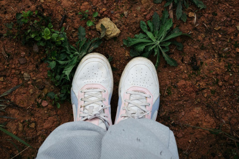 Sepatu Lokal 200 Ribuan yang Nyaman Buat Jalan Kaki, Worth It Banget!