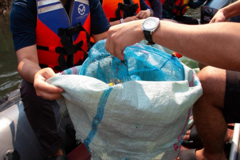 Jaga Laut Dimulai dari Sungai, Novotel Greater Jakarta Turun Bersih-bersih Ciliwung