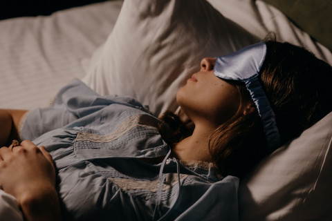 Tren Injak Garam Sebelum Tidur, Benarkah Bikin Tidur Lebih Nyenyak?