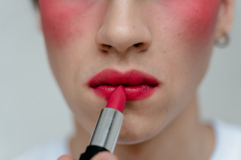 Bibir Auto Smooth! Rekomendasi Lipstik Blurring yang Lagi Digemari