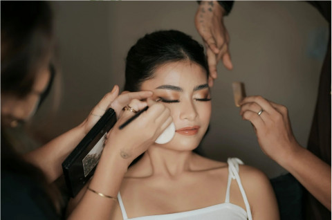 Cara Makeup Anti Cakey & Peeling Buat Pemula, Hasilnya Auto Flawless Seharian!