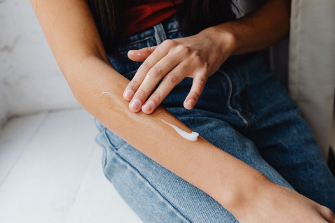 Body Serum vs Body Lotion, Tim Mana yang Lebih Ngebut Hilangin Hiperpigmentasi?