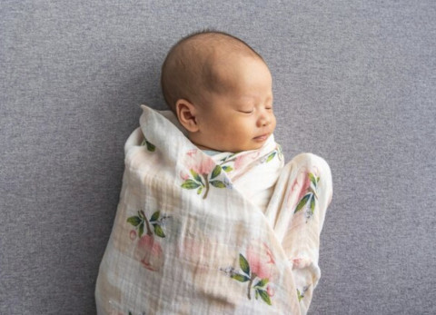 Jangan Asal Bedong! Ini Cara yang Benar agar Bayi Nyenyak Tidur