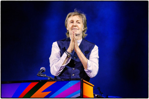 Paul McCartney Nyanyikan Lagu The Beatles di Pernikahan Taylor Swift